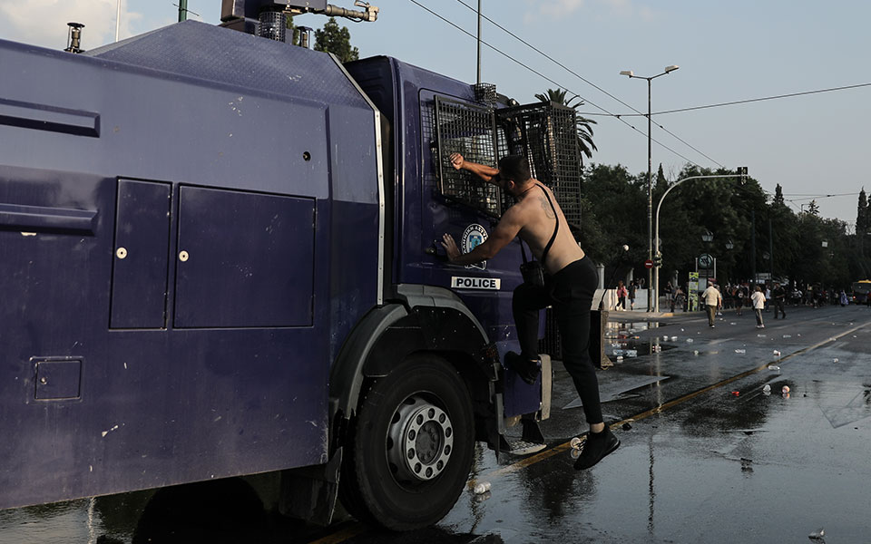 Πλατεία Συντάγματος: Επεισόδια στην συγκέντρωση των αντιεμβολιαστών-4
