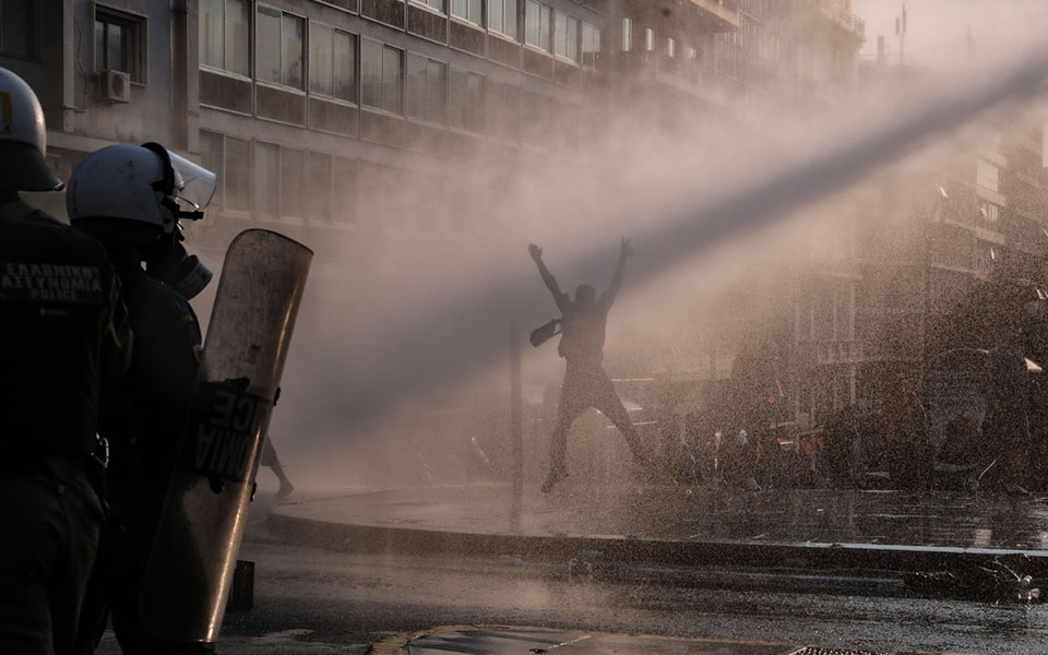 Πλατεία Συντάγματος: Επεισόδια στην συγκέντρωση των αντιεμβολιαστών-1