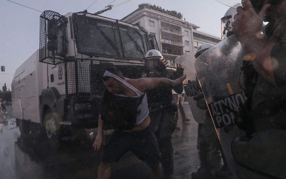 Πλατεία Συντάγματος: Επεισόδια στην συγκέντρωση των αντιεμβολιαστών-5