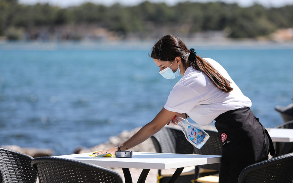 Υποχρεωτικός εμβολιασμός και καλοκαίρι καθημένων: Ολα τα νέα μέτρα-3