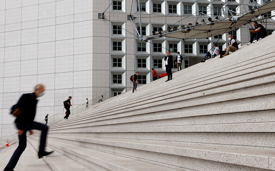 τζεντιλόνι-δεν-φαίνεται-στον-ορίζοντ-561425092