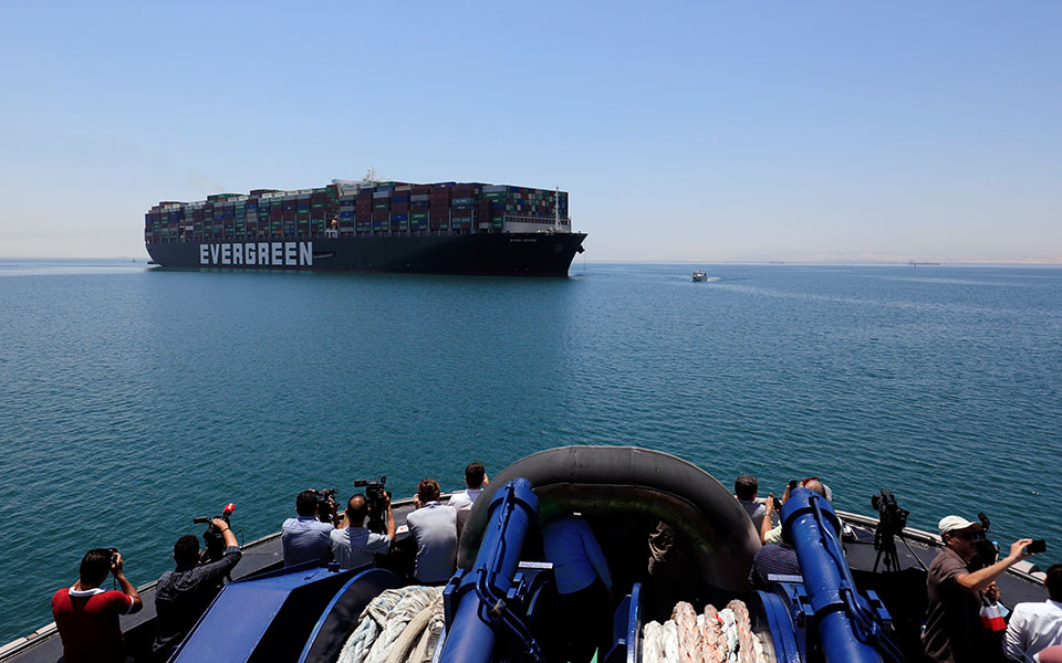 σουέζ-το-ever-given-σήκωσε-άγκυρες-και-κατευ-561425128