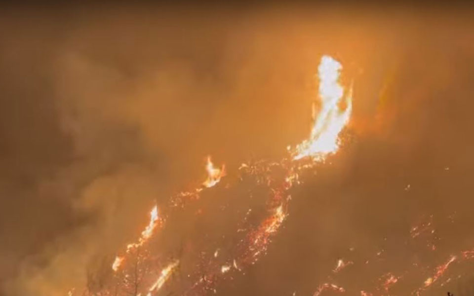 πύργος-φωτιά-στην-περιοχή-κορυφή-561446932