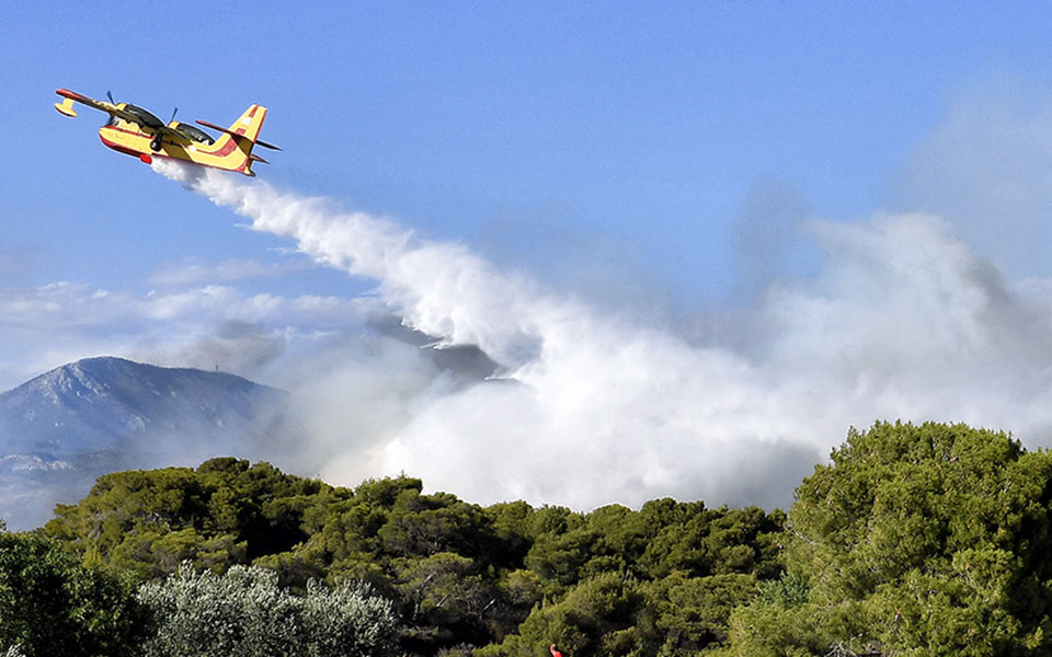 φωτιά-στην-ανάβυσσο-εκκενώνεται-ο-οι-561428080