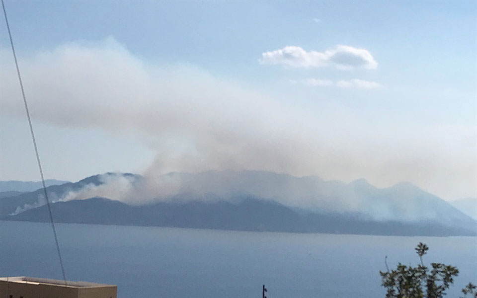 Πυρκαγιά στα Μέθανα – Εισήγηση για εκκένωση σπιτιών-1