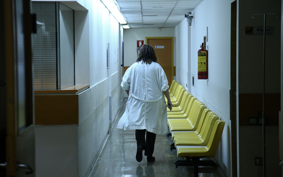 Εμβολιασμός ή άδεια άνευ αποδοχών για τους υγειονομικούς-1