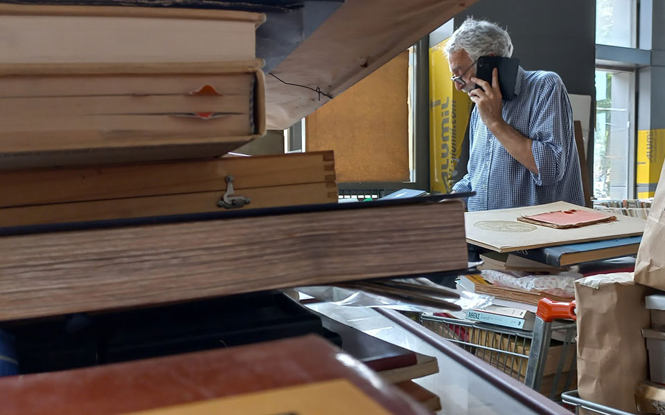 παλαιοβιβλιοπωλείο-των-αστέγων-μια-δ-561427993