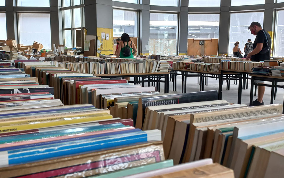 Παλαιοβιβλιοπωλείο των Αστέγων: Μια δύσκολη προσπάθεια που αντέχει-2