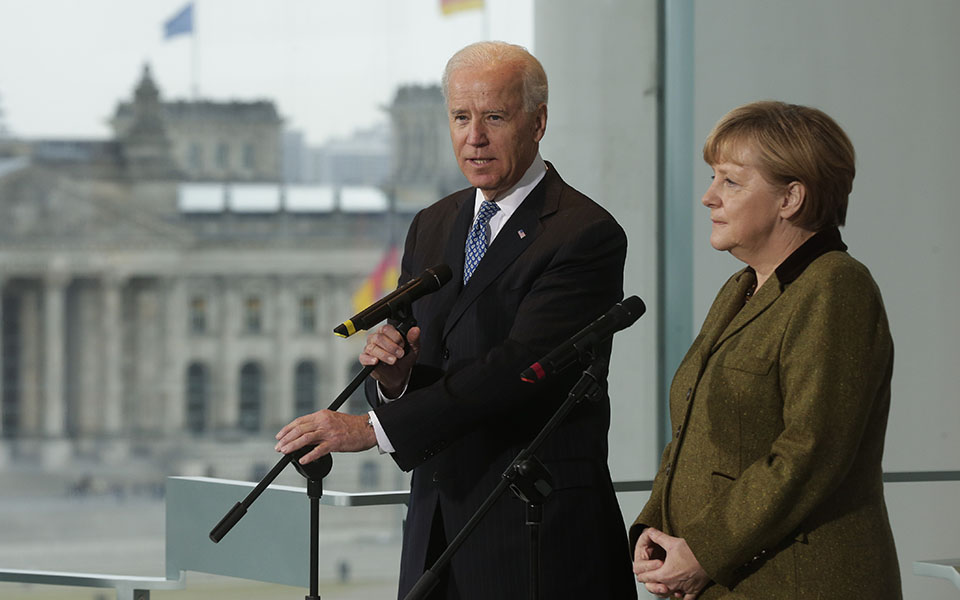 ο-τζο-μπάιντεν-υποδέχεται-στον-λευκό-ο-561428377