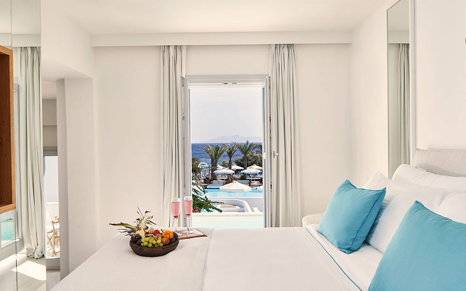 “Η ζωή είναι γιορτή” στο Nikki Beach Resort & Spa Santorini-2
