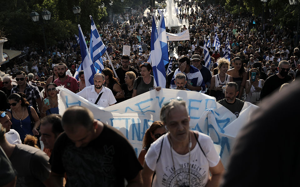 Πλατεία Συντάγματος: Επεισόδια στην συγκέντρωση των αντιεμβολιαστών-13