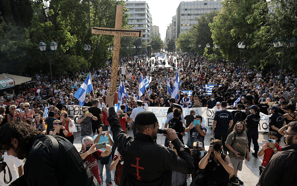 Πλατεία Συντάγματος: Επεισόδια στην συγκέντρωση των αντιεμβολιαστών-12