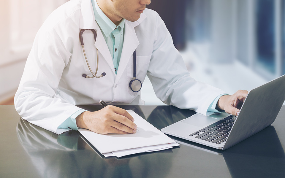 προσωπικός-γιατρός-παγώνουν-προσω-561417946