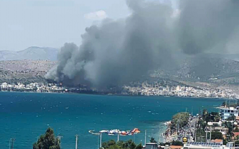 Πυρκαγιά κοντά σε κατοικημένη περιοχή στη Σαλαμίνα-1