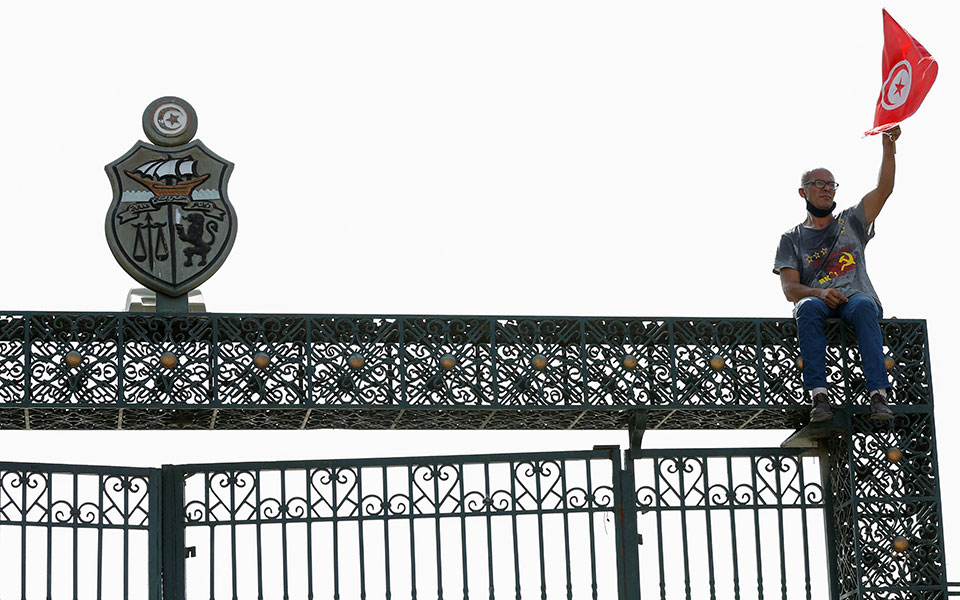 τυνησία-η-αστυνομία-εισέβαλε-στα-γραφ-561446236