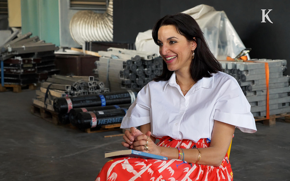 κ-βιβλίο-μια-παράξενη-γυναίκα-κάπου-561428104