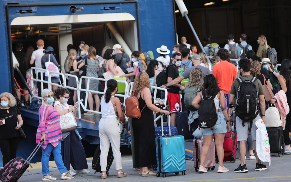 Μετακινήσεις στα νησιά: Αλλάζουν όλα από τη Δευτέρα – Πότε απαιτείται τεστ, ποια είναι η διαδικασία επιβίβασης-1
