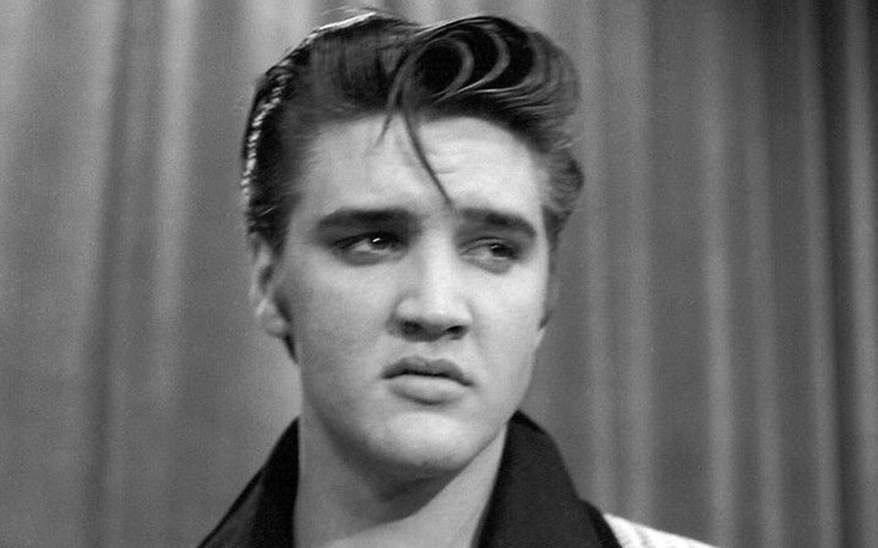 έλβις-ο-βασιλιάς-ήταν-γυμνός-561455374