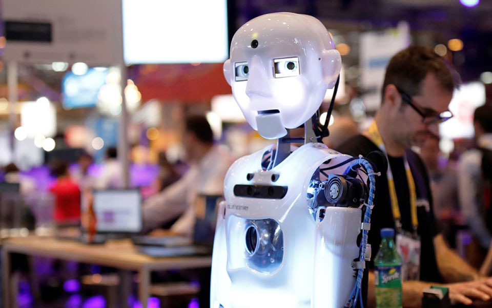 θα-προσλαμβάνατε-για-δικηγόρο-ένα-ρομ-561468115