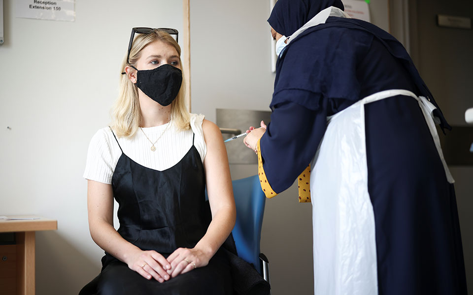 βρετανία-ξεκινούν-εμβολιασμοί-σε-16άρη-561457408