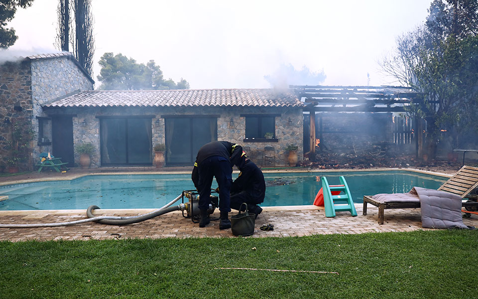 Φωτιά στην Βαρυμπόμπη: Δραματικές ώρες, τεράστια καταστροφή-9