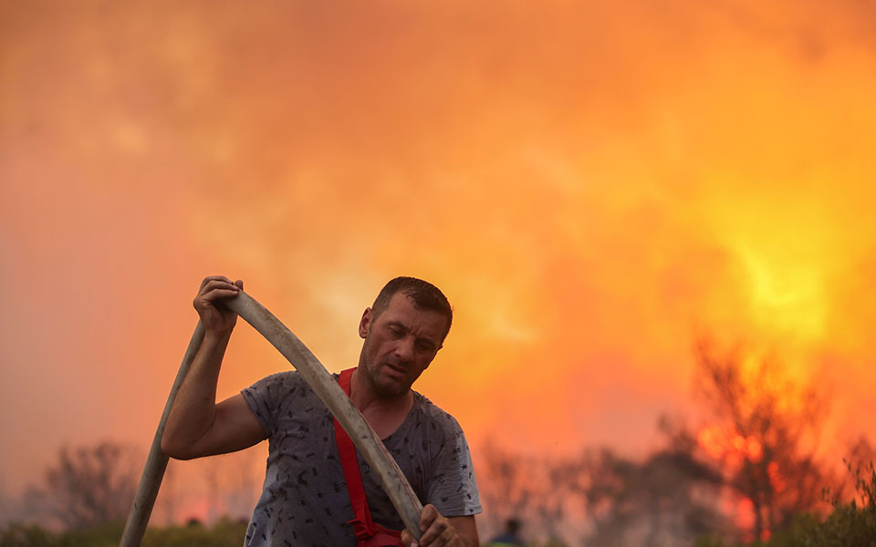 Πύρινος εφιάλτης: Ολονύχτια μάχη με τις φλόγες στην Βαρυμπόμπη-2