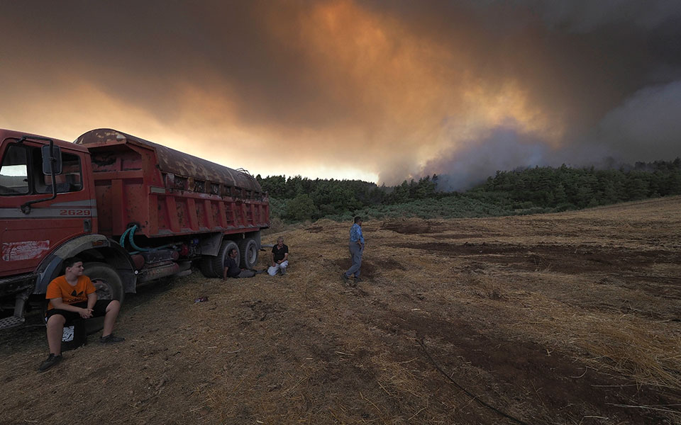 φωτιά-στην-εύβοια-απομακρύνει-εγκλωβ-561457267