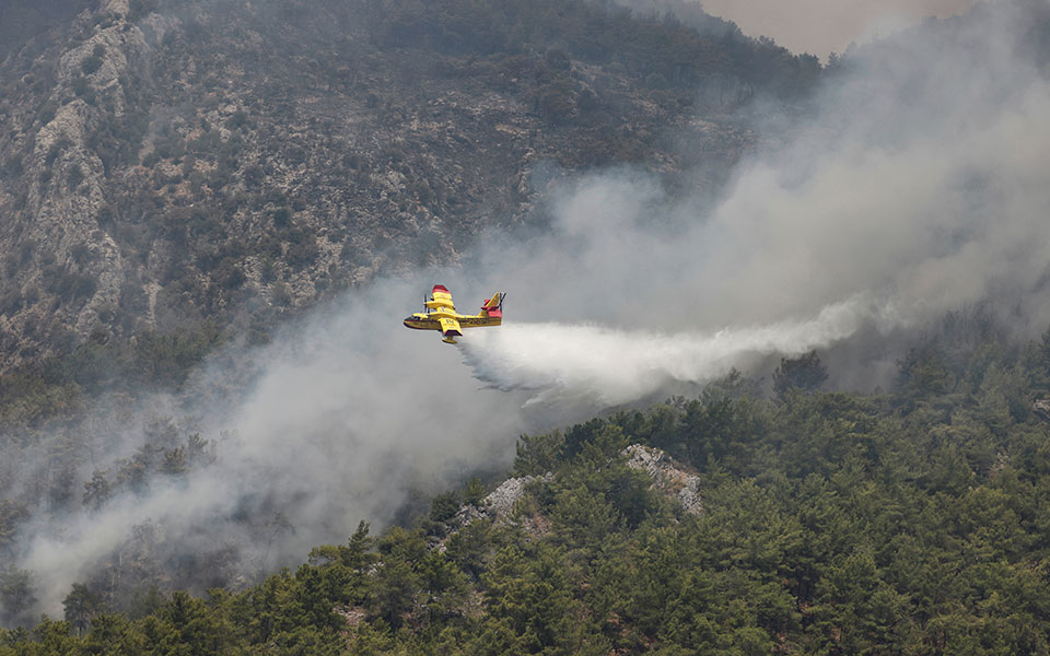 πυρκαγιές-στην-τουρκία-φλέγεται-θερμ-561457549