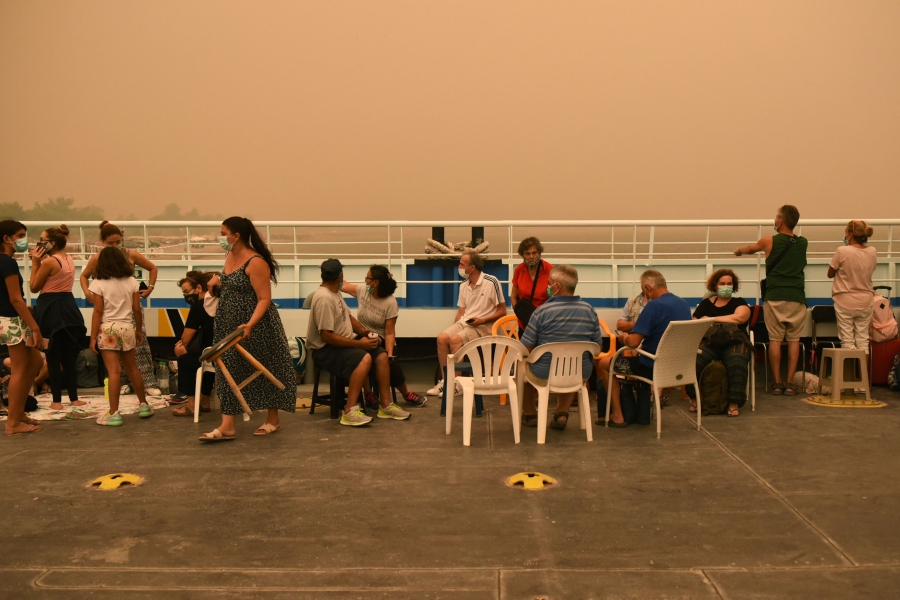 Φωτιά στην Εύβοια: Τα φέρι μποτ της μεγάλης φυγής – Συγκλονιστικές εικόνες-9