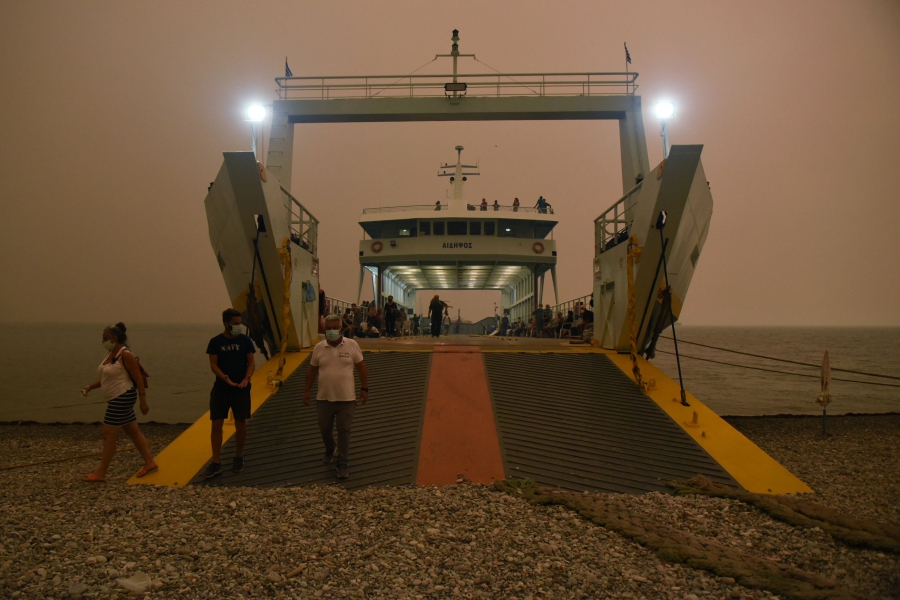 Φωτιά στην Εύβοια: Τα φέρι μποτ της μεγάλης φυγής – Συγκλονιστικές εικόνες-6