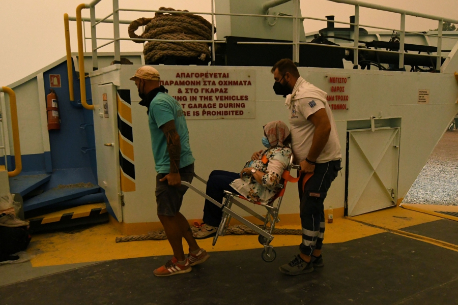 Φωτιά στην Εύβοια: Τα φέρι μποτ της μεγάλης φυγής – Συγκλονιστικές εικόνες-2