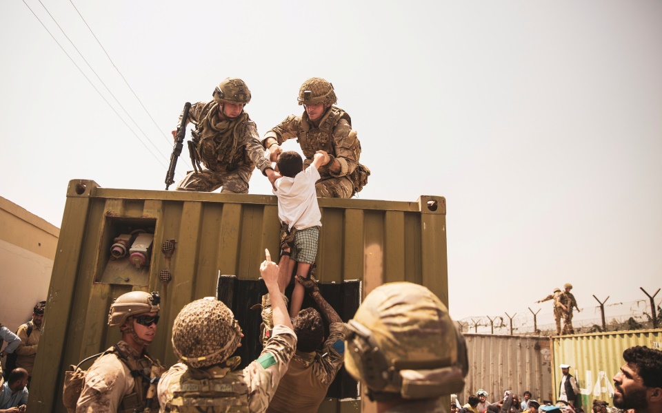 χιλιάδες-απελπισμένοι-πολιορκούν-το-561471607