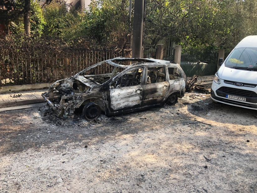 Φωτιά στη Βαρυμπόμπη: Το μέγεθος της καταστροφής σε εικόνες-12