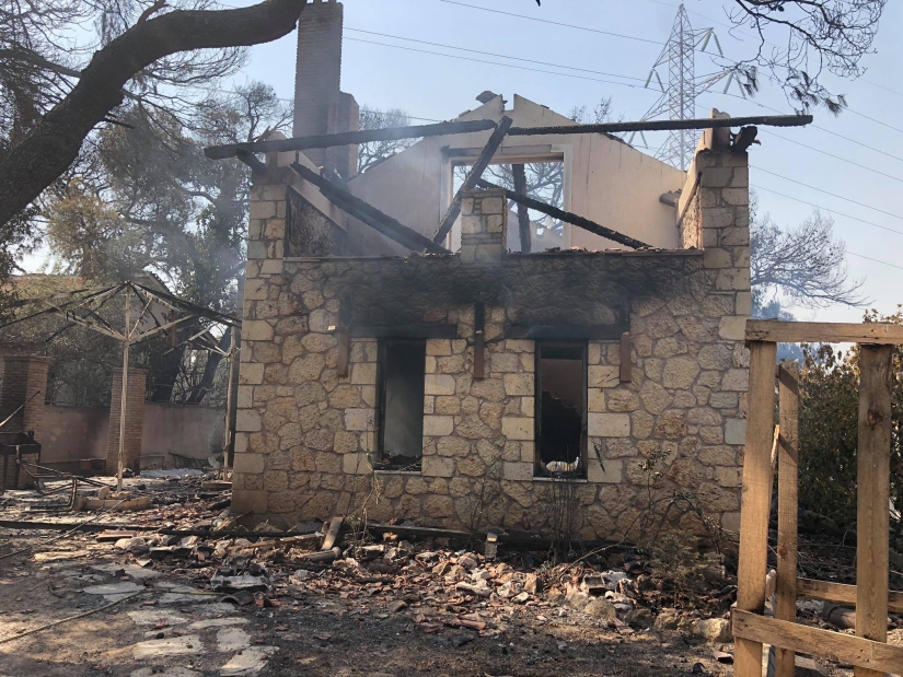 Φωτιά στη Βαρυμπόμπη: Το μέγεθος της καταστροφής σε εικόνες-13