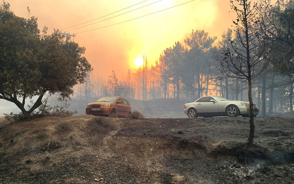 φωτιά-στη-ρόδο-ολονύχτια-μάχη-με-τις-φλ-561454189