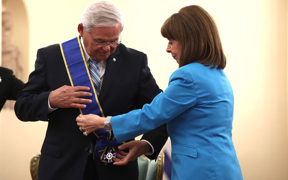 μπομπ-μενέντεζ-ξεχωριστή-αναγνώριση-561480565