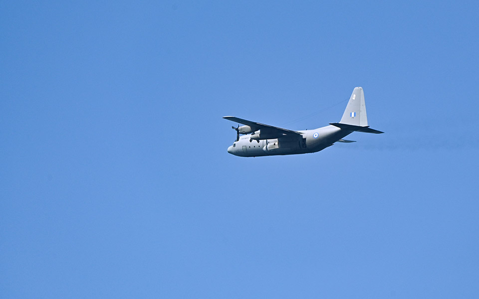 c-130-μετέφερε-στην-αθήνα-12χρονο-αγόρι-με-κο-561470203