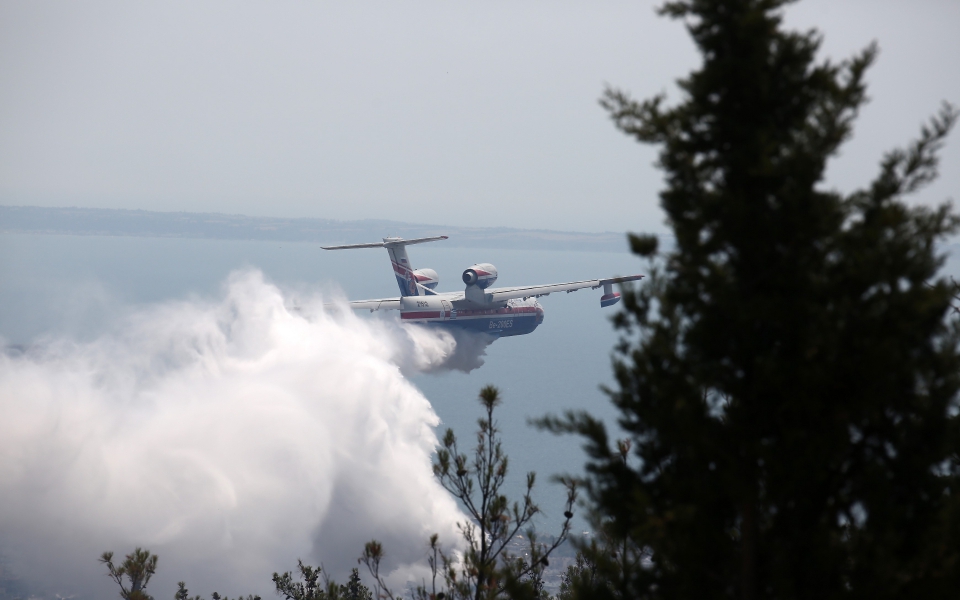 Μάχη με τις φλόγες σε τέσσερα μέτωπα: Εκκενώσεις οικισμών, συνεχείς αναζωπυρώσεις-1