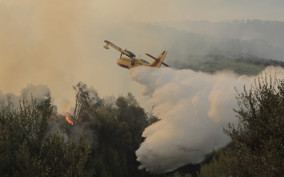 πύρινα-μέτωπα-ανεξέλεγκτη-η-φωτιά-στη-561454102