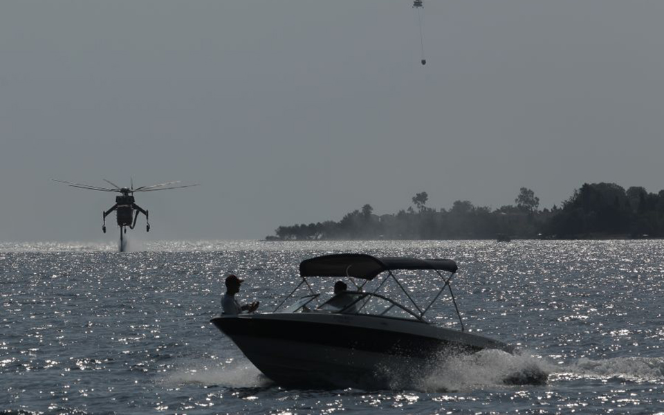 fotia-stin-acha-a-enischythikan-ta-enaeria-mesa-kalyteri-i-eikona-symfona-me-tin-pyrosvestiki0