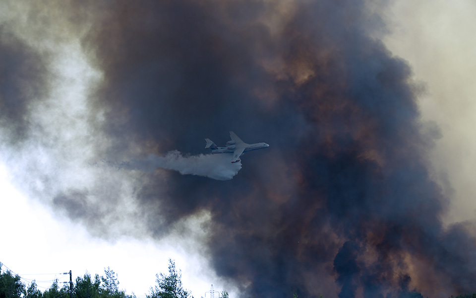 φωτιά-στη-βαρυμπόμπη-τραινοσε-ανασ-561455893