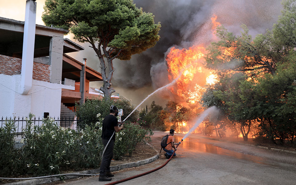 Φωτιά στην Βαρυμπόμπη: Δραματικές ώρες, τεράστια καταστροφή-11
