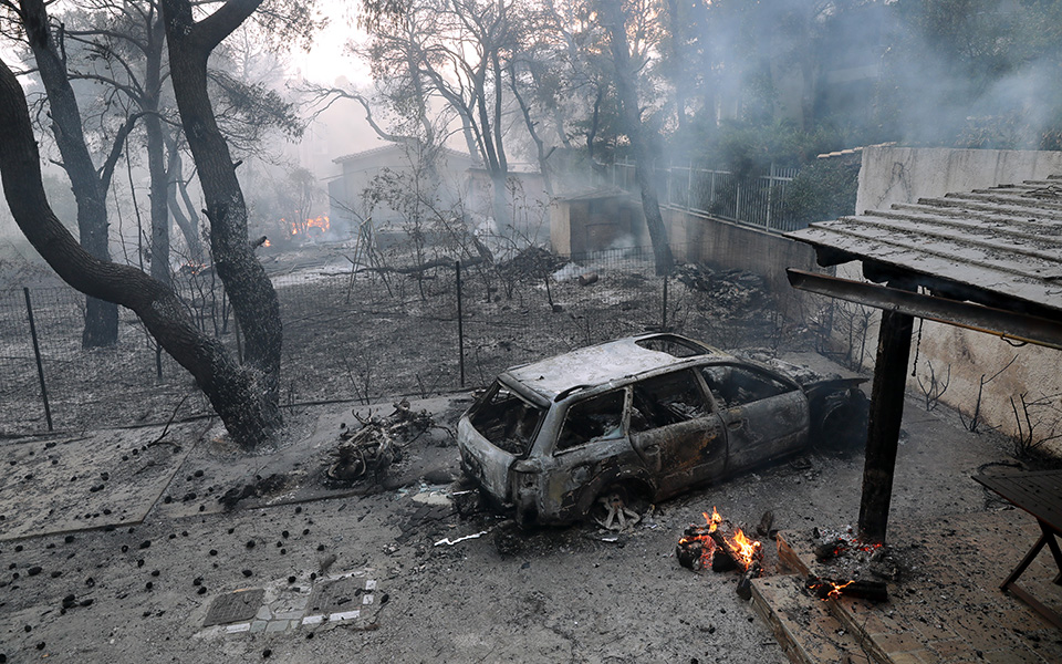 Φωτιά στην Βαρυμπόμπη: Δραματικές ώρες, τεράστια καταστροφή-15