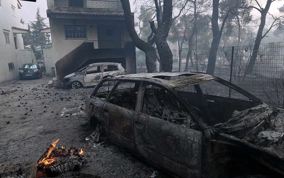 Φωτιά στην Βαρυμπόμπη: Δραματικές ώρες, τεράστια καταστροφή-16