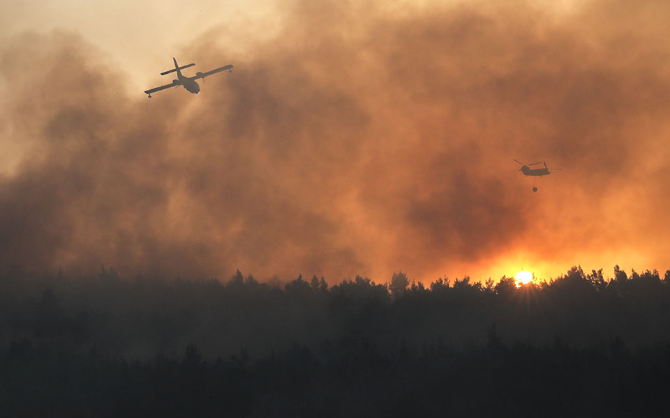 φωτιά-στη-βαρυμπόμπη-ένα-ενεργό-μέτωπ-561456565