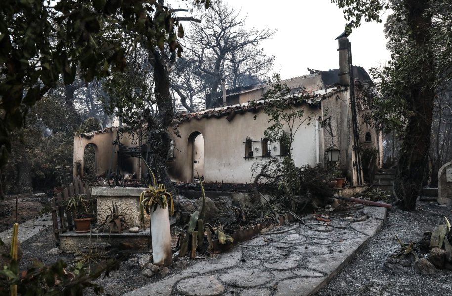 Φωτιά στη Βαρυμπόμπη: Το μέγεθος της καταστροφής σε εικόνες-7