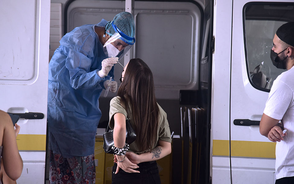 κορωνοϊός-2-768-νέα-κρούσματα-10-θάνατοι-198-δι-561460984