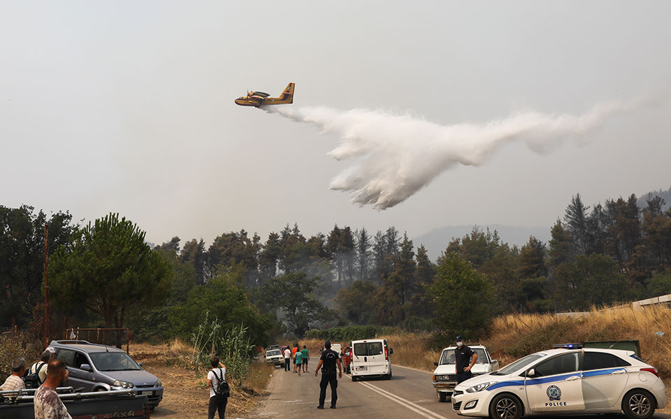 πυρκαγιά-στη-βαρυμπόμπη-τα-μέτρα-στήρ-561458422