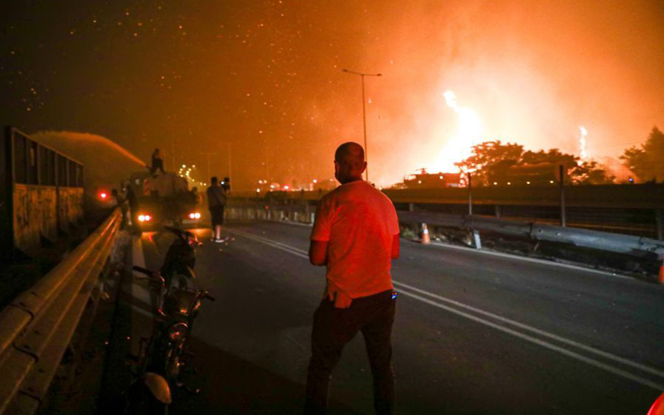 Φωτιά στη βόρεια Αττική: Ασταμάτητη όλη τη νύχτα η πύρινη λαίλαπα – Κάηκαν σπίτια, διαρκείς εκκενώσεις-1