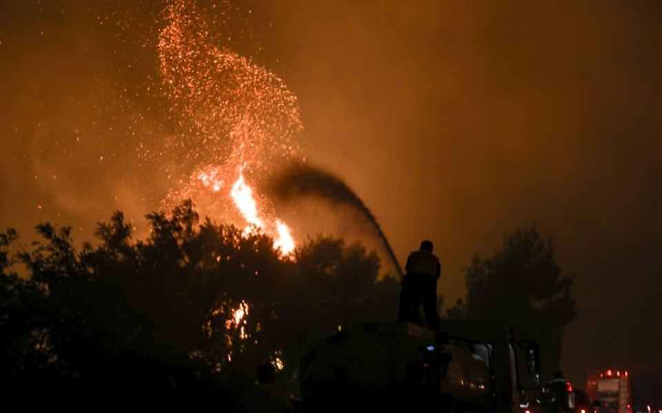 Φωτιά στη βόρεια Αττική: Ασταμάτητη όλη τη νύχτα η πύρινη λαίλαπα – Κάηκαν σπίτια, διαρκείς εκκενώσεις-2